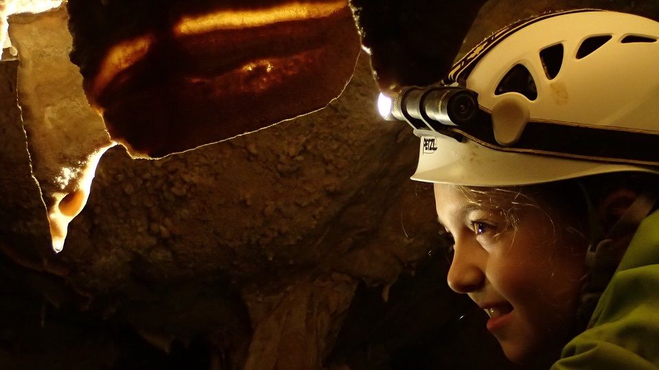 Découverte de l'environnement souterrain avec des enfants dans une grotte facile avec Guides Spéléo d'Ardèche