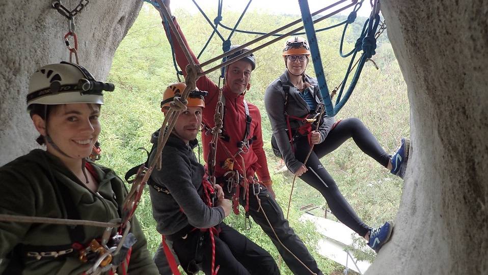 Initiation spéléologie bivouac souterrain, une nuit inoubliable sous terre, spéléologie découverte Vallon-Pont-d'Arc, stage spéléo découverte
