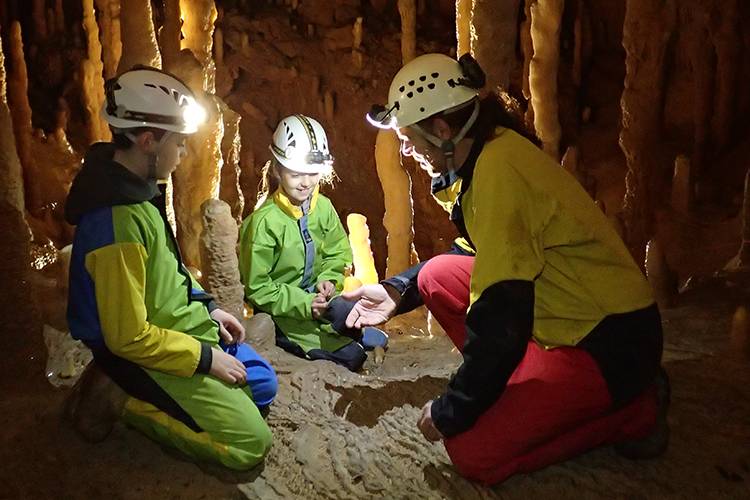 Parcours découverte de la spéléologie en demi-journée avec des enfants, concrétions, grotte en Ardèche, Vaucluse, spéléo Drôme, initiation spéléologie