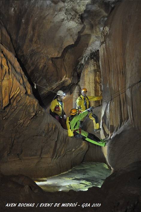 Stage de spéléologie pour les jeunes dans les gorges de l'Ardèche en automne pour l'apprentissage technique et l'observation scientifique du milieu