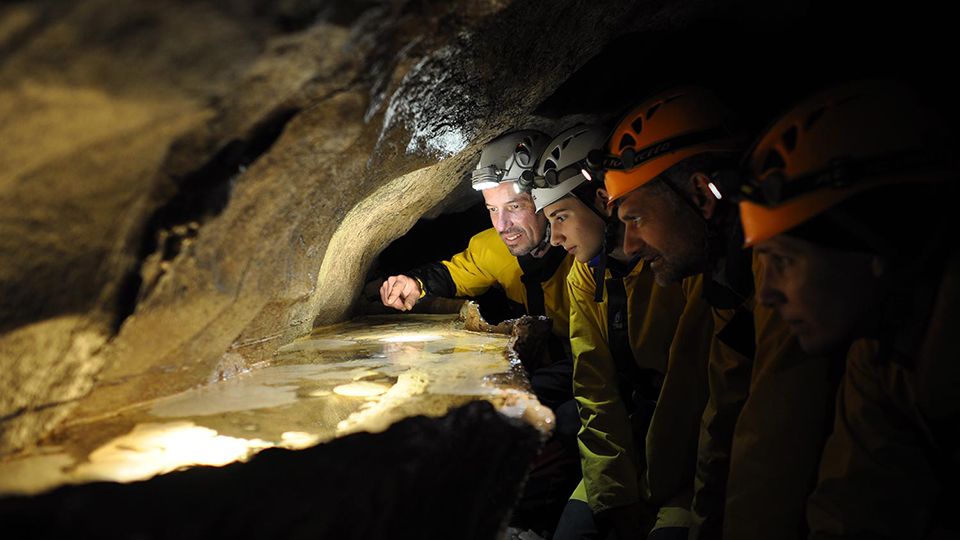 Spéléologie découverte du milieu souterrain en projet de séjour scolaire avec les Guides Spéléo d'Ardèche à Vallon-Pont-d'Arc