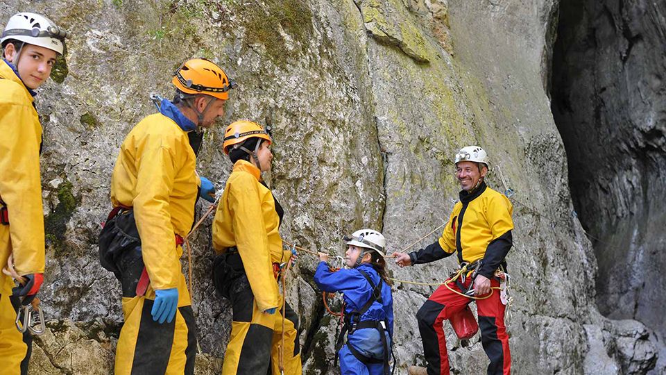Groupe famille avec enfants en découverte de la spéléologie en Ardèche à la grotte de la Cocalière avec les Guides Spéléo d'Ardèche