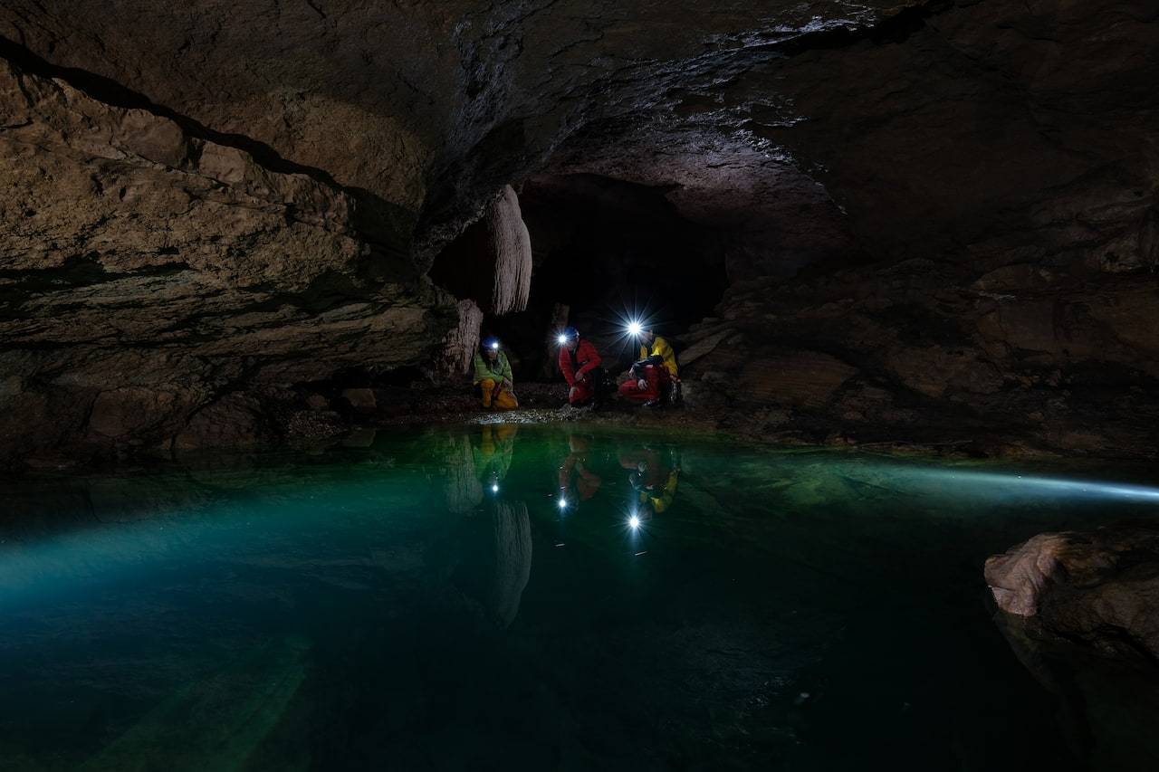 Bivouac initiation spéléologie en groupe nuit souterraine de spéléologie découverte intense, spéléo Vallon-Pont-d'Arc