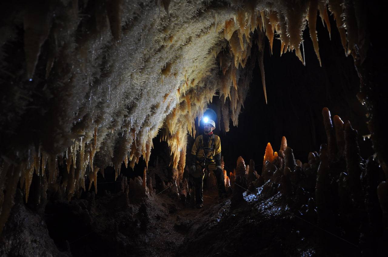 Découverte spéléologie bivouac souterrain gorges de l'Ardèche, initiation spéléologie Vallon-Pont-d'Arc, stage spéléologie enfant