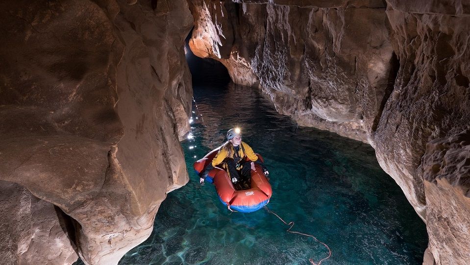 Traversée spéléologique dans le Gard avec franchissement d'un lac souterrain en bateau, guides spéléo d'Ardèche, grotte, spéléologie Drôme, spéléologie Vaucluse