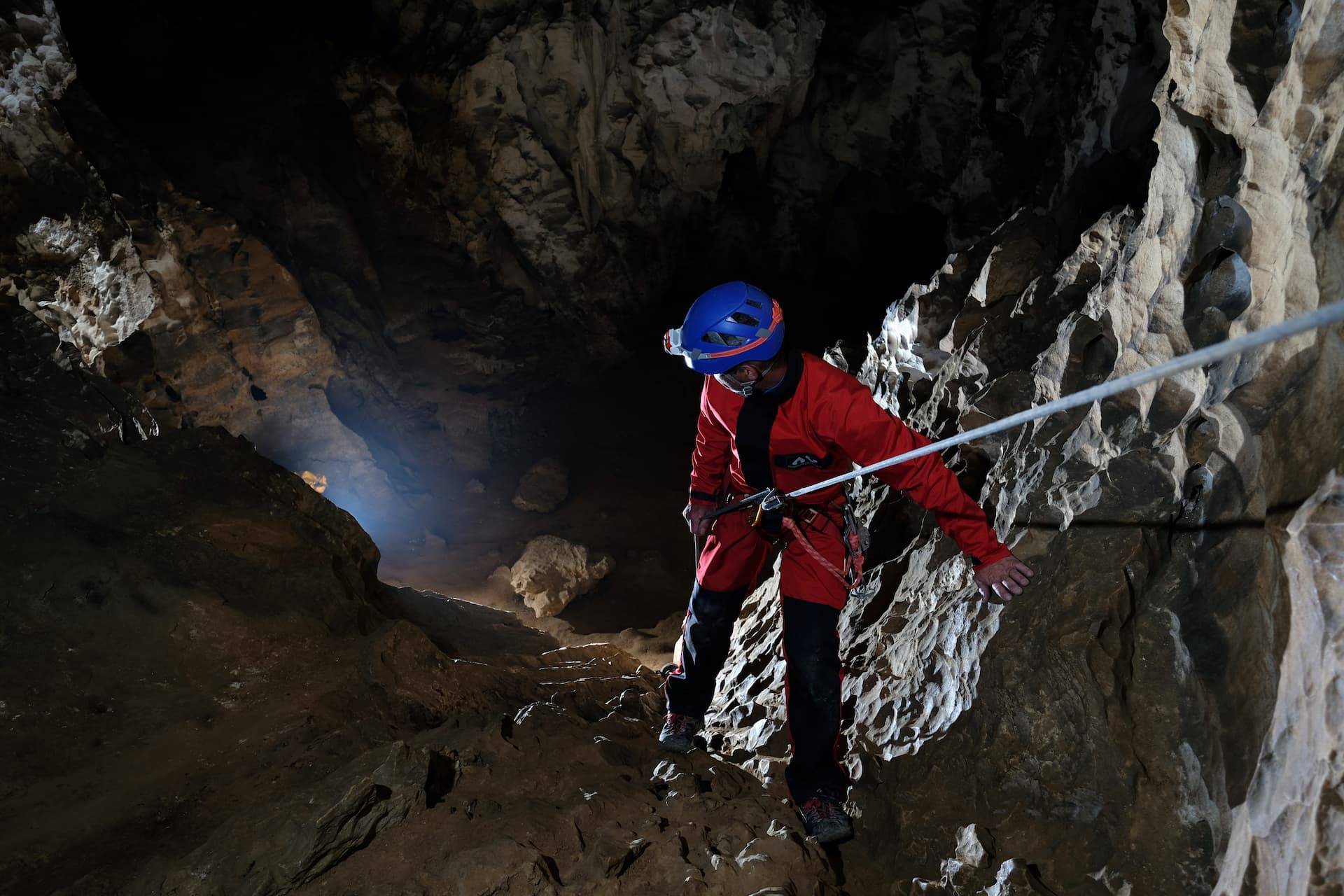 Découverte d'une grotte en spéléologie