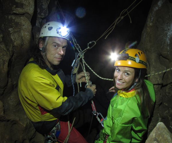 Initiation à la spéléologie, exploration de la rivière souterraine de Foussoubie, découverte en demi-journée ou journée spéléo avec Guides spéléo d'Ardèche et ses moniteurs spéléo, Cévennes, Vaucluse, Drôme, Lozère, Lyon, Grenoble, Avignon, Marseille.