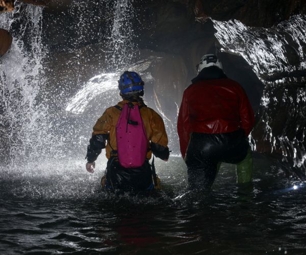 Spéléologie, descente en rappel, traversée en demi-journée ou journée toute l'année, avec Guides spéléo d'Ardèche, près de Montpellier, Lyon, Grenoble, Saint-Etienne, Provence, Vaucluse, Drôme.