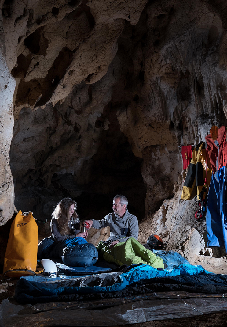 Bivouac spéléo grande exploration technique, stage découverte spéléologie Vallon-Pont-d'Arc, sortie découverte spéléologie Ardèche, guides spéléo d'Ardèche